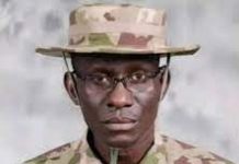 Babban hafsan hafsoshin Nijeriya na hedkwatan tsaro ya shawarci ‘yan nigeriya da su guji saka kayan aiki na soja duk da bai saba ka’ida ba. (by Fatima Abubakar).