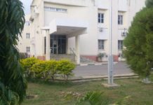 Yan daba dauke da muggan makamai sun kai hari a majalisar jihar Bauchi tare da jikkata mutane da dama.