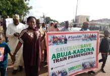 Yan uwan wayanda aka yi garkuwa da su a jirgin kasan Abuja zuwa Kaduna sun yi tattaki zuwa ofishin sufuri na jirgin kasa a yau litinin.