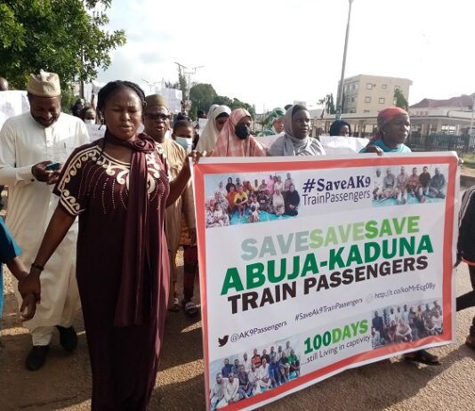 Yan uwan wayanda aka yi garkuwa da su a jirgin kasan Abuja zuwa Kaduna sun yi tattaki zuwa ofishin sufuri na jirgin kasa a yau litinin.