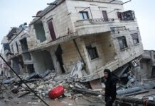 Girgizar kasa ta sake afkawa Turkiyya: Gine-gine sun rushe yayin da girgizar kasa mai karfin awo 5.6 ta afku a kudancin kasar makonni bayan girgizar kasar da ta yi sanadin mutuwar mutane 48,000.