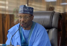 Da dumi-dumin ta Hukumar zabe mai zaman kanta ta dage zaben Gwamnoni da ‘yan majalisun jiha da mako guda.