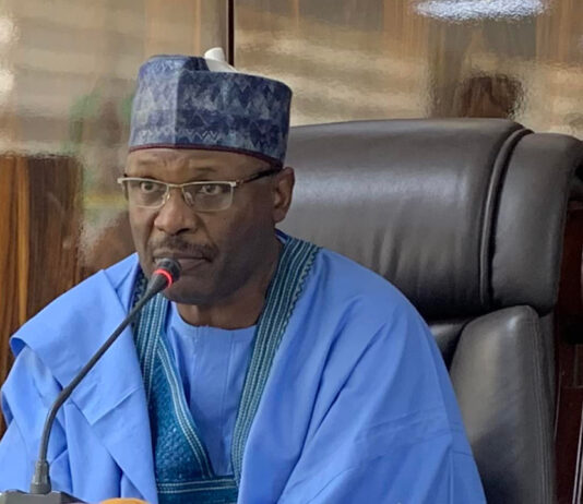 Da dumi-dumin ta Hukumar zabe mai zaman kanta ta dage zaben Gwamnoni da ‘yan majalisun jiha da mako guda.