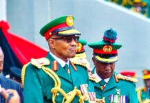 Shugaba Muhammadu Buhari ya isa faretin sojoji a jiya Alhamis cikin kayan soji.