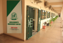 Rikici ya kunno kai yayin da korarren shugaban Kasuwannin Abuja ya kulle sabon MD a ofishin sa.