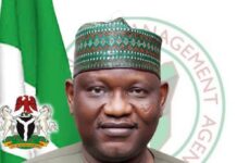 Wani Plaza Mai Hawa Biyu Da Ke Unguwar Legas Street A Gundumar Garki Village Ya Rufta Da Mutane A Daren Jiya Laraba .